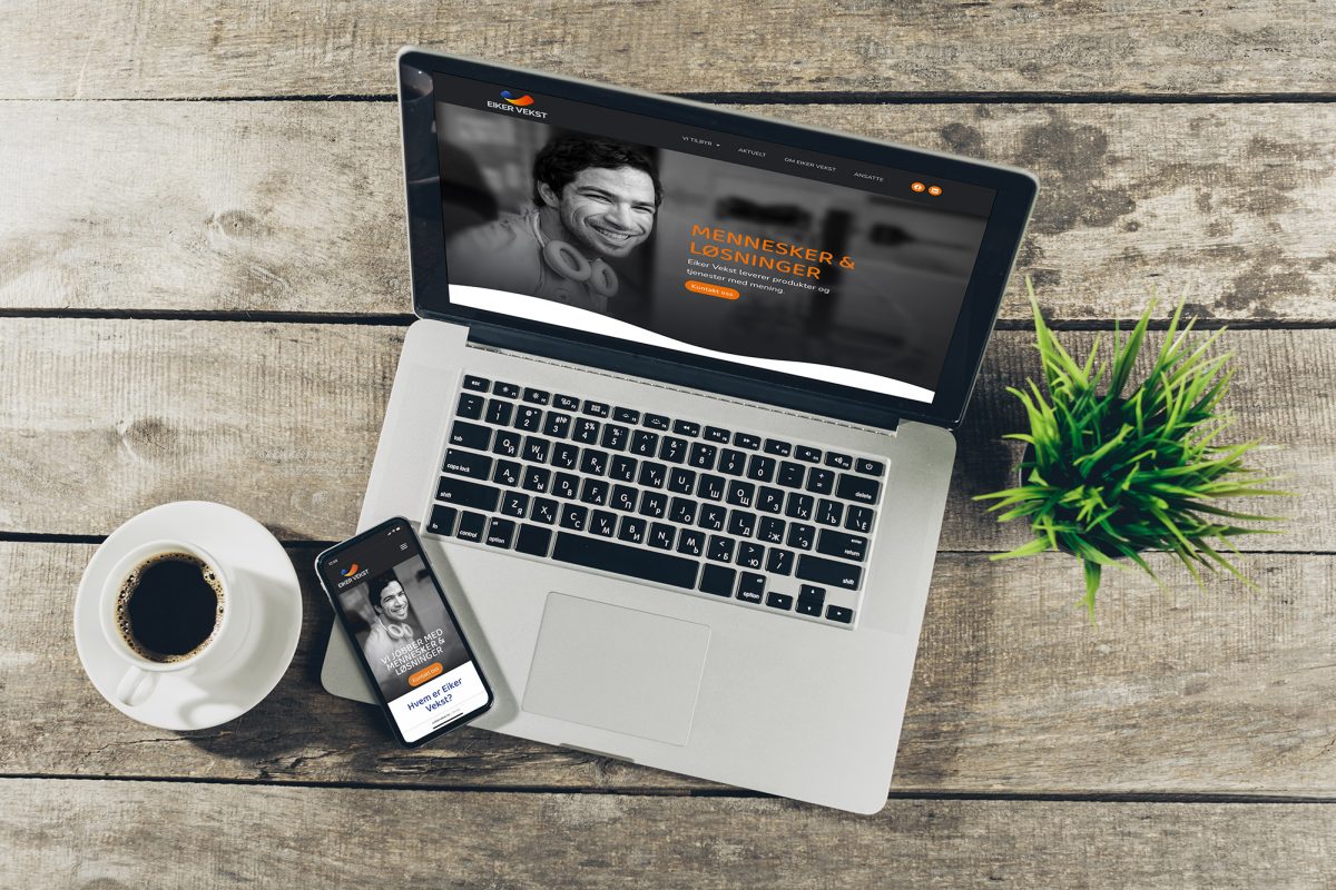 Kaffekopp, Mac og mobil visning nettside Eiker Vekst på trebord