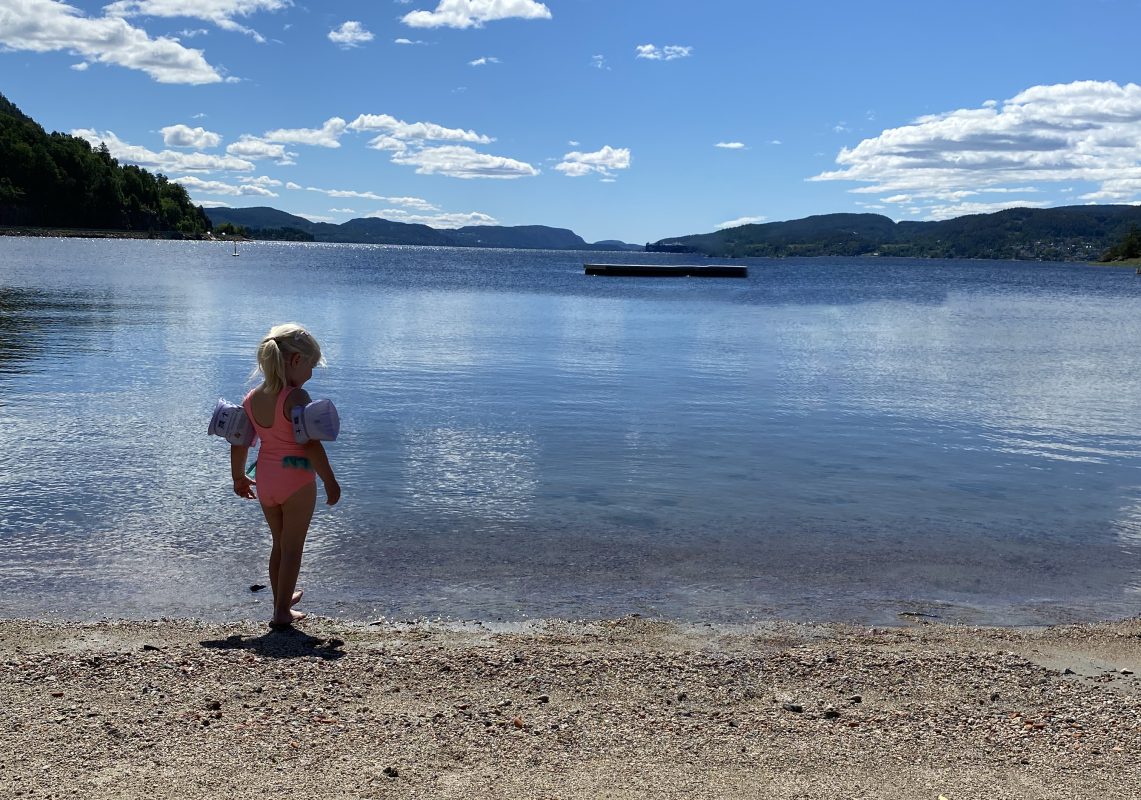 jente på strandkanten